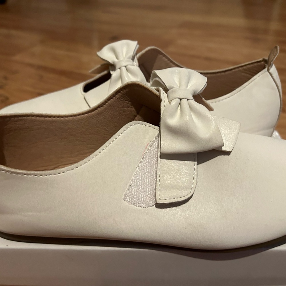 Elegant White Women's Shoes with Bow Detail